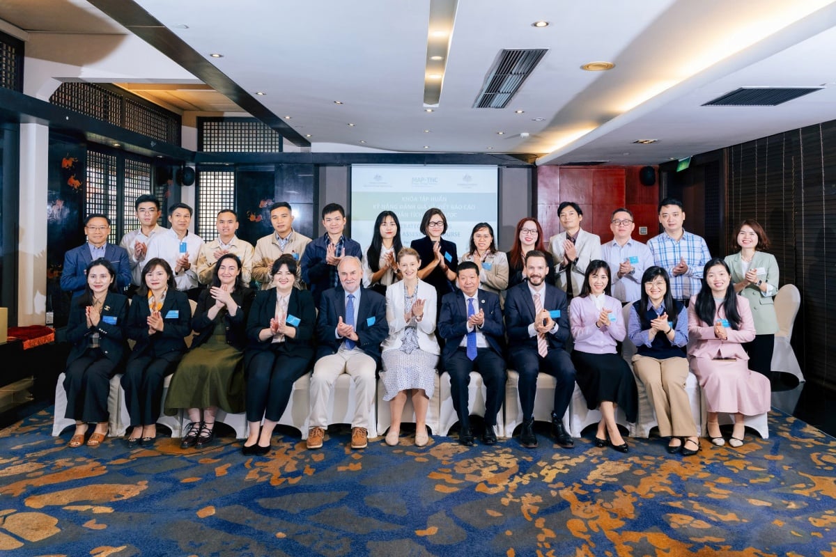 Các chuyên gia và học viên tham gia Khóa học “Đánh giá và lập báo cáo chiến lược” 