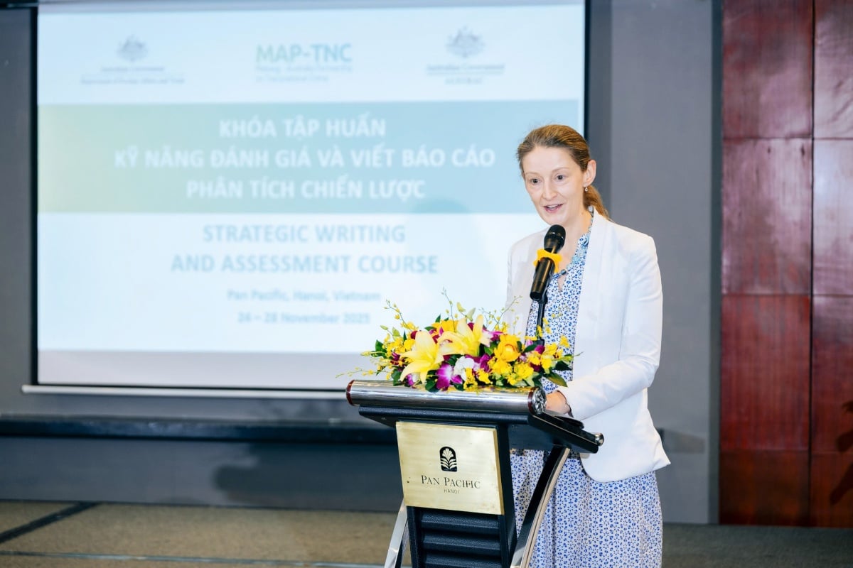 Quyền Phó Đại sứ Cecilia Brennan  chia sẻ tại Khóa học