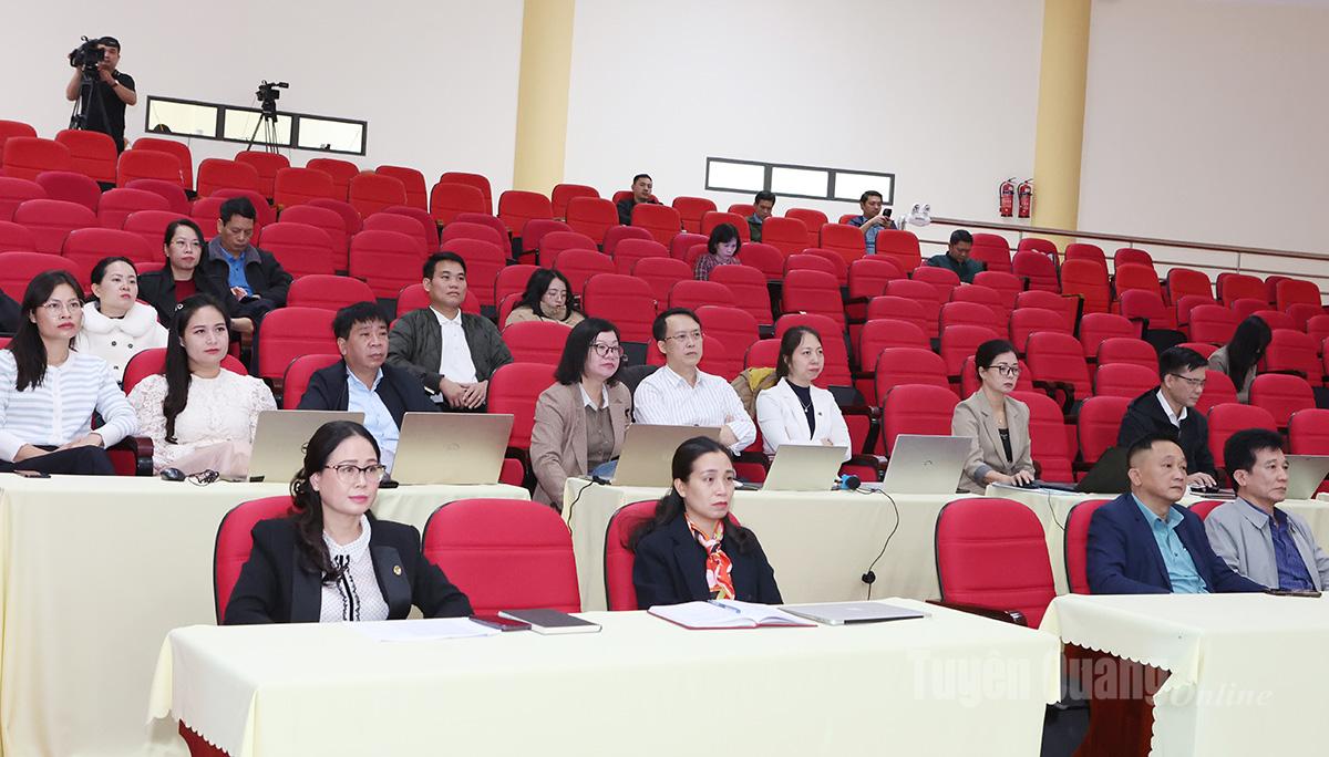 Ledare, reportrar och redaktörer för Tuyen Quang Newspaper, Radio and Television deltog i utbildningen på online-bryggpunkten på myndighetens huvudkontor.