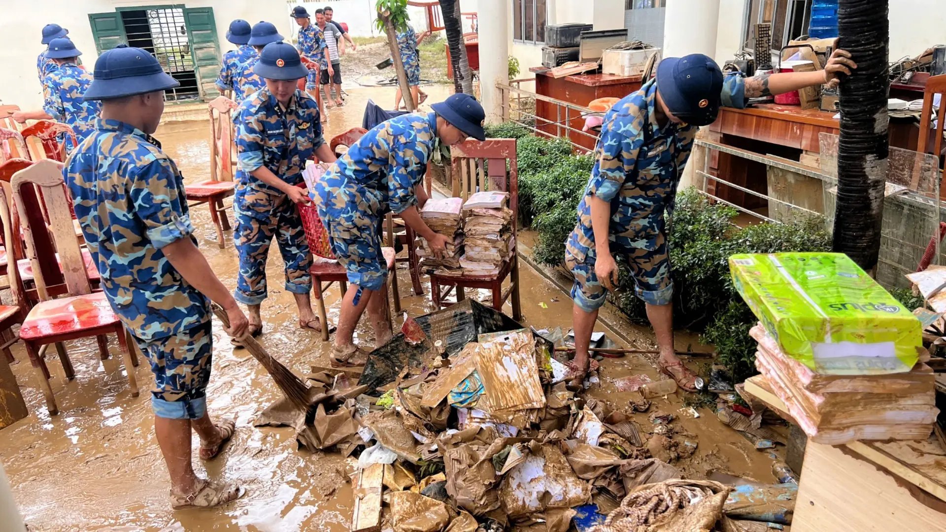 Vùng 4 Hải quân huy động cán bộ, chiến sĩ tham gia hỗ trợ người dân Khánh Hòa và Đắk Lắk khắc phục hậu quả mưa lũ. Ảnh: Quân chủng Hải quân.