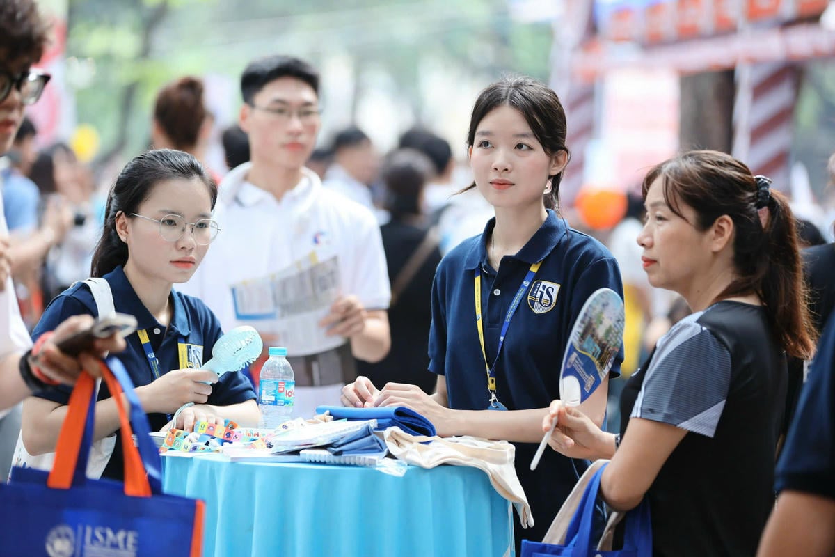 Les candidats s'informent sur les modalités d'admission à l'université.