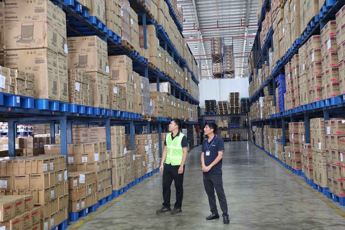 Nguyễn Hữu Sơn (trái), cựu sinh viên MIC1, hiện là nhân viên của Công ty GoldenLink. Ảnh: Phương Linh.