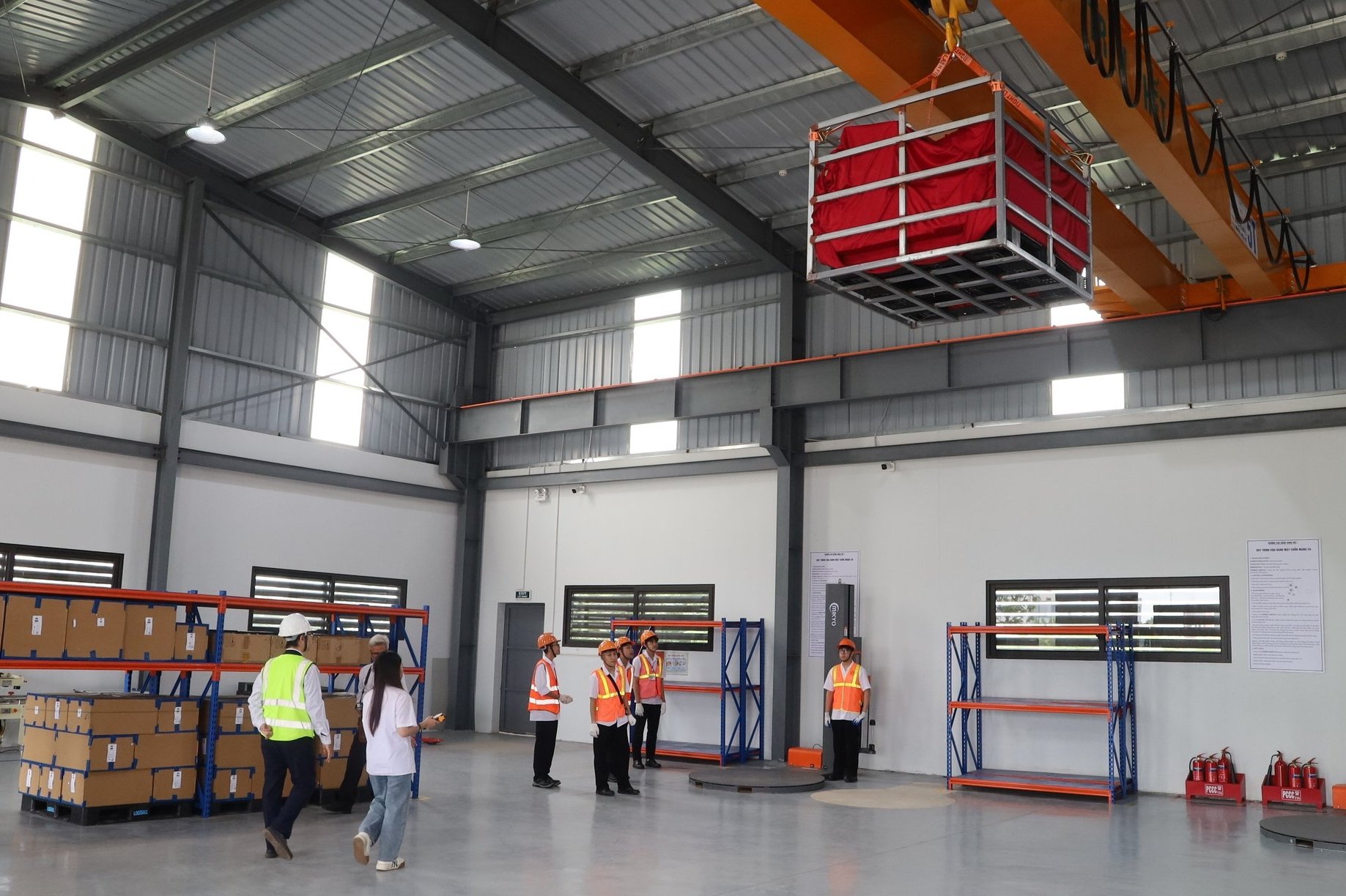 Các sinh viên khoa Logistics thực hành tại Trung tâm Logistics. Ảnh: Phương Linh.