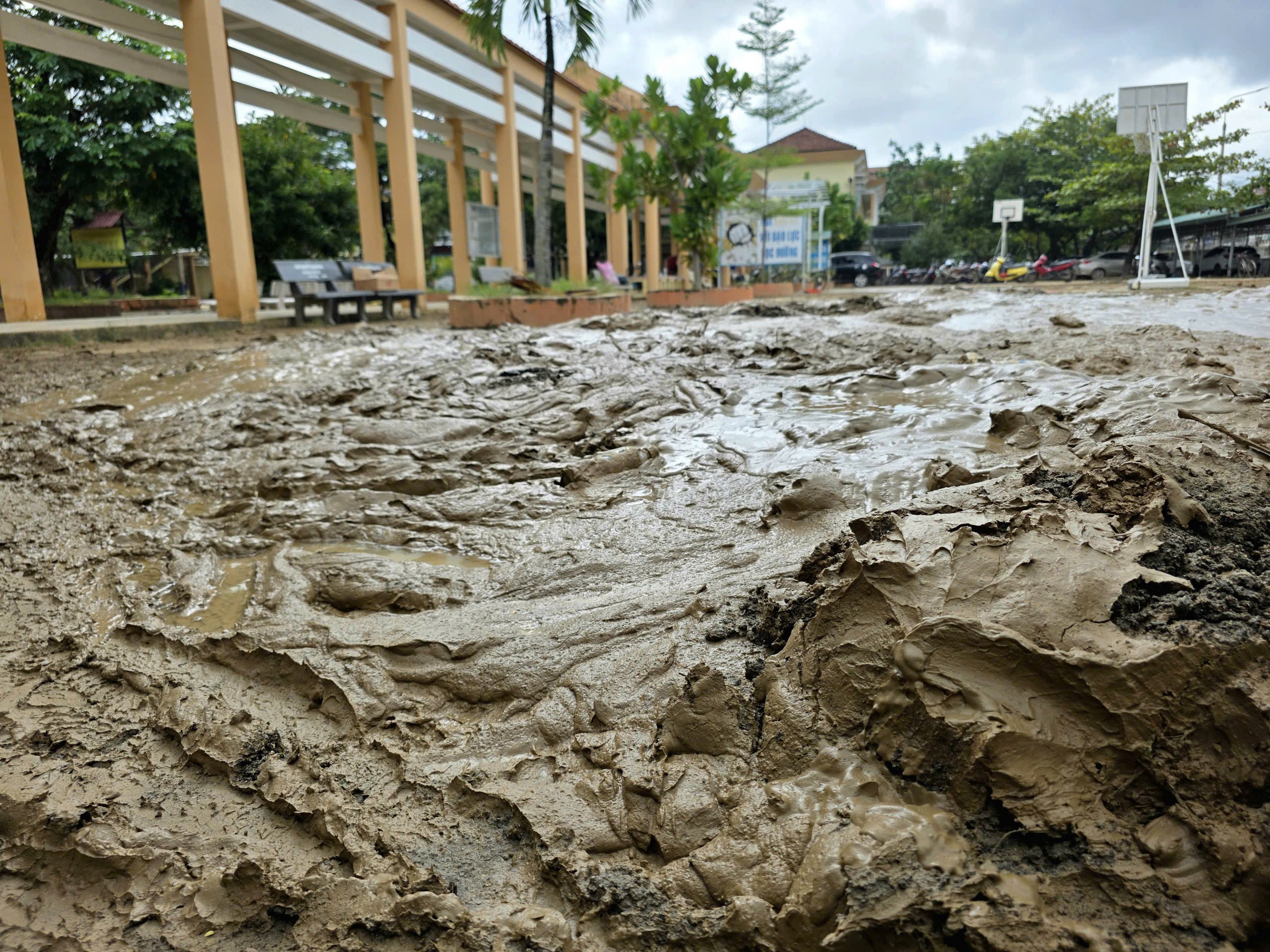 Khánh Hòa: Trường học vật lộn với bùn, nước yếu, kêu gọi khẩn tình nguyện viên - Ảnh 1.