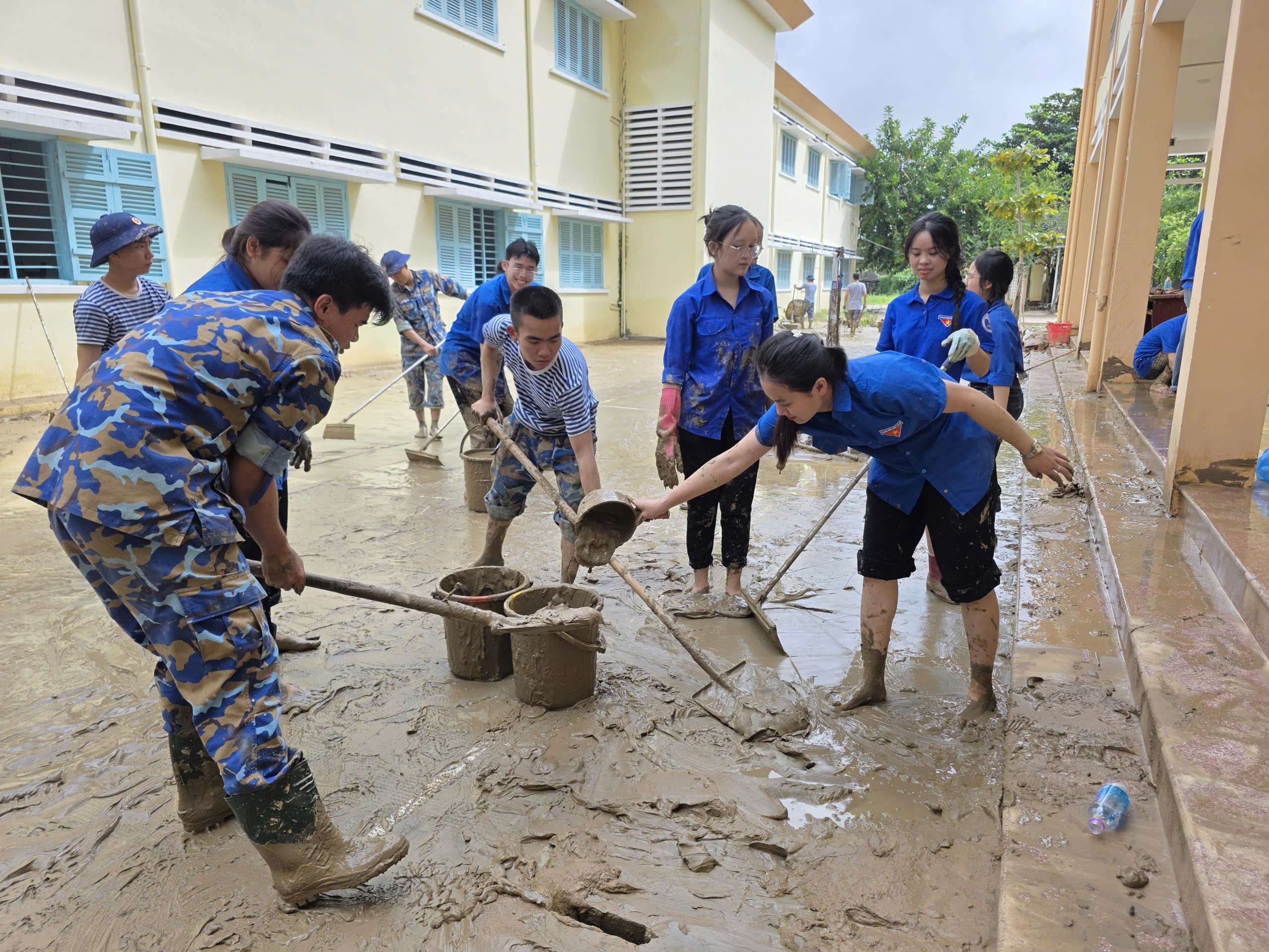 Khánh Hòa: Trường học vật lộn với bùn, nước yếu, kêu gọi khẩn tình nguyện viên - Ảnh 2.