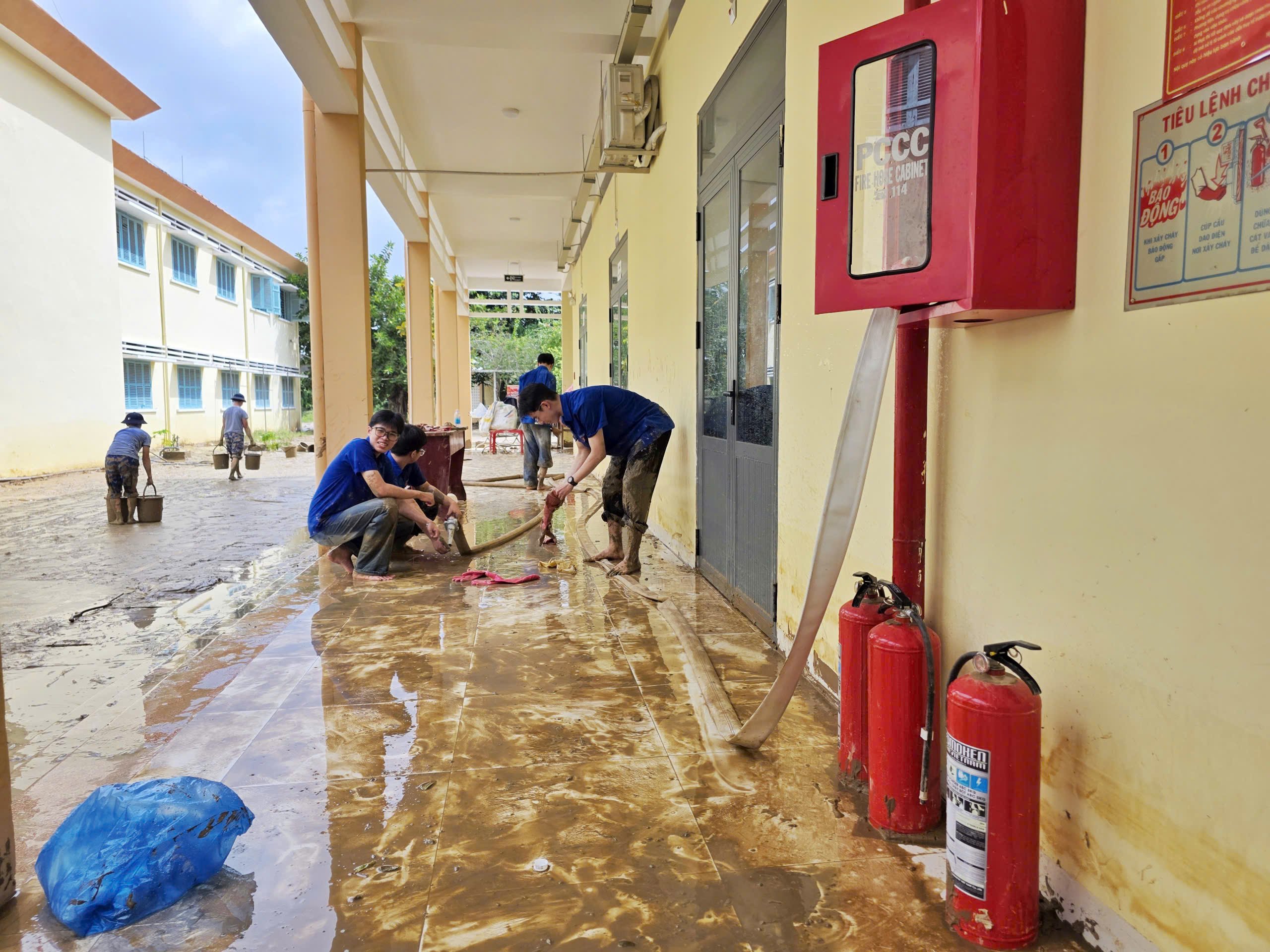 Khánh Hòa: Trường học vật lộn với bùn, nước yếu, kêu gọi khẩn tình nguyện viên - Ảnh 3.
