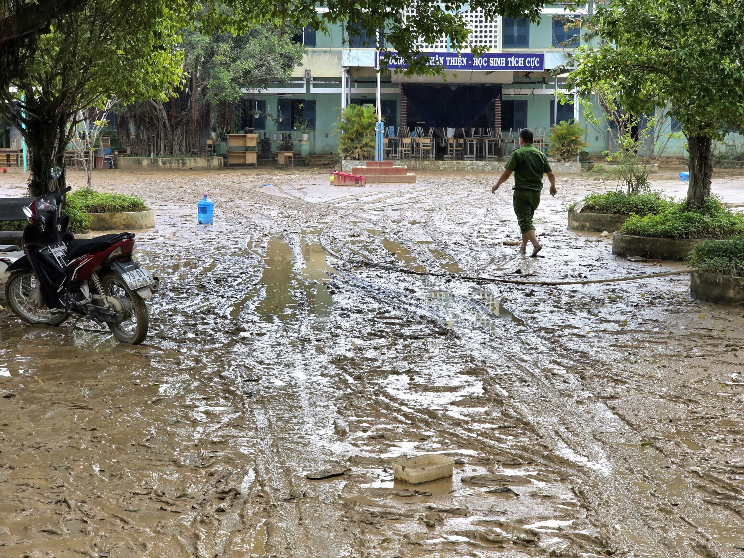 Khánh Hòa: Trường học vật lộn với bùn, nước yếu, kêu gọi khẩn tình nguyện viên - Ảnh 6.