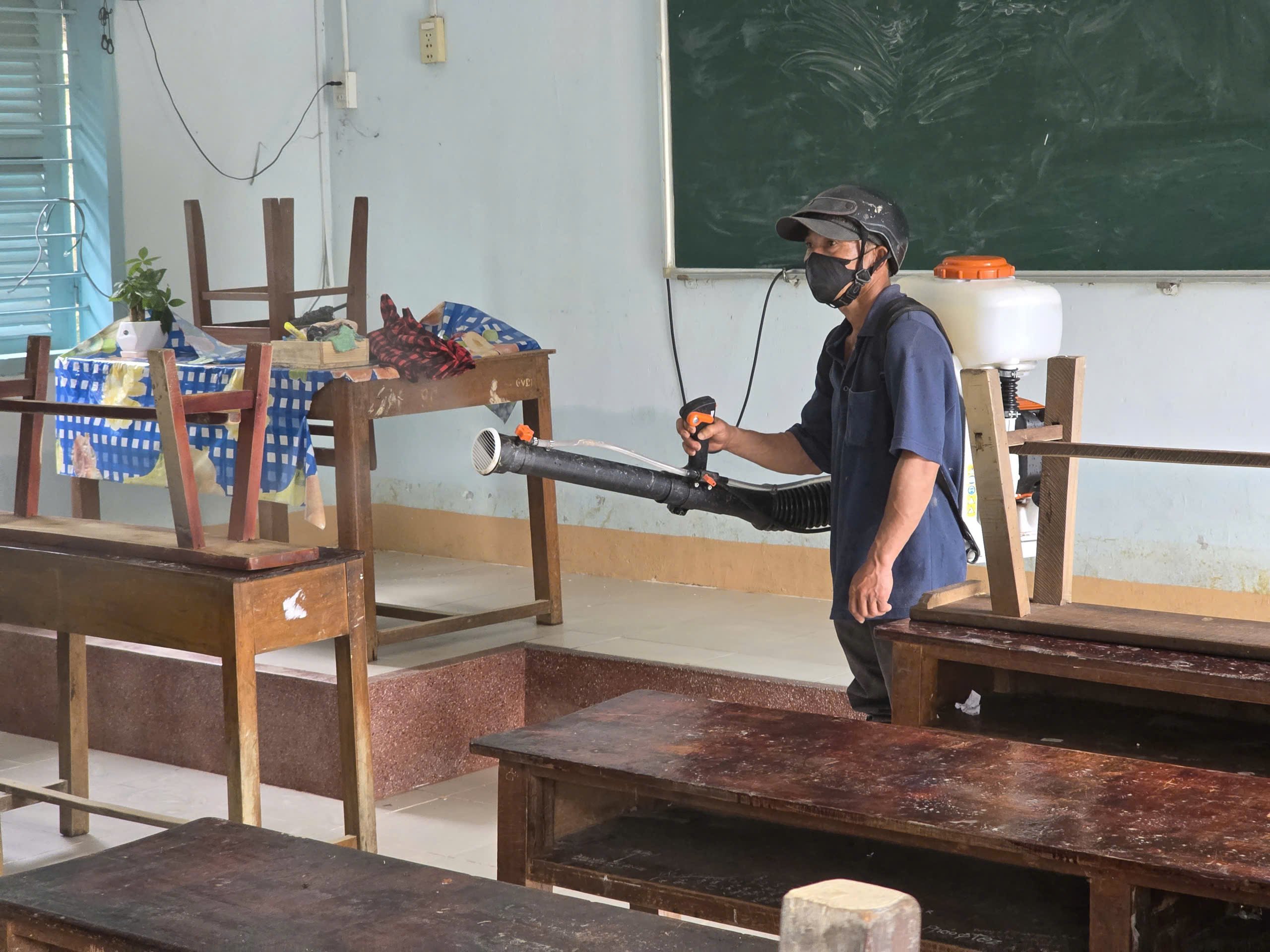 Khánh Hòa: Trường học vật lộn với bùn, nước yếu, kêu gọi khẩn tình nguyện viên - Ảnh 8.