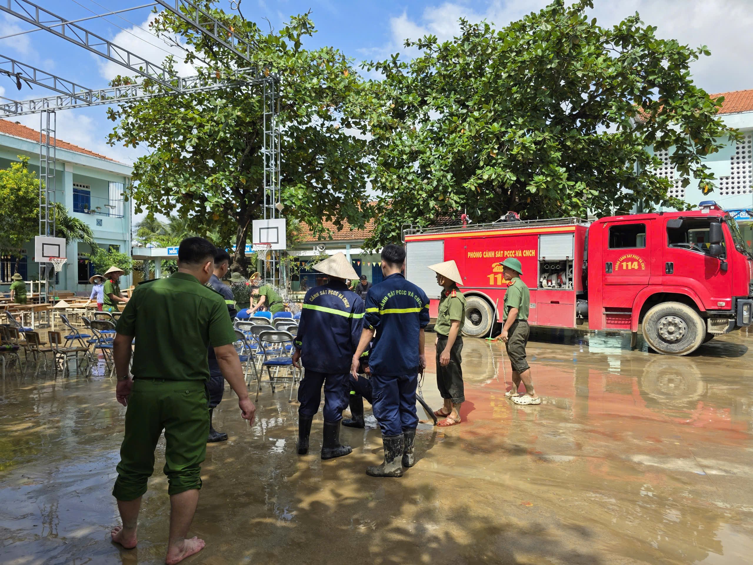 Khánh Hòa: Trường học vật lộn với bùn, nước yếu, kêu gọi khẩn tình nguyện viên - Ảnh 12.