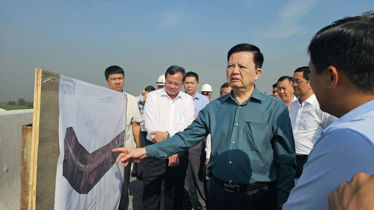 Phó Thủ tướng Mai Văn Chính kiểm tra dự án đường Vành đai 3 TP.HCM. Ảnh: CTV.