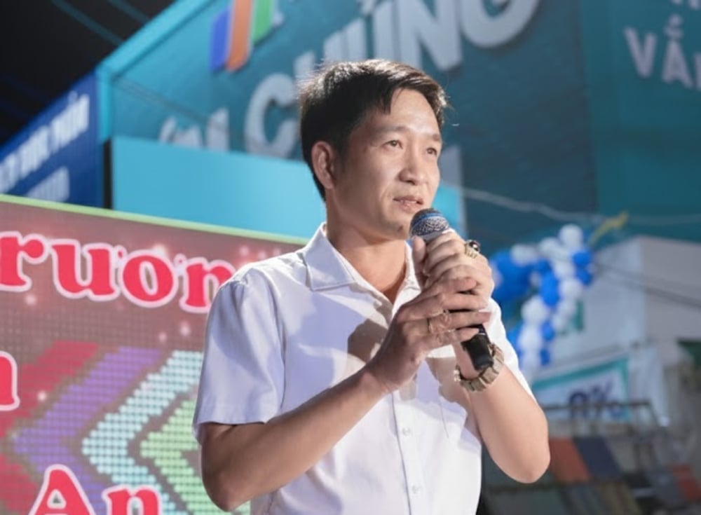 ທ່ານທ້ຽນເຍີນນາມ, ຜູ້ອຳນວຍການບໍລິສັດຮ່ວາລຽນຫວຽດຈຳກັດສາຂາສູນກາງ, ກ່າວຄຳເຫັນທີ່ພິທີເປີດບໍລິການສາຂາສູນກາງຢູ່ສີ່ແຍກບິກເຈົາ, ຕາແສງ ກີຮ່ວາ, ແຂວງ ຮ່າຕິ້ງ. ຮູບພາບ: PV. Ông Thiều Đình Nam, Giám đốc Công ty TNHH Hoa Liên Viên chi nhánh miền Trung phát biểu tại Lễ khai trương chi nhánh miền Trung tại Ngã ba Bích Châu, xã Kỳ Hoa, tỉnh Hà Tĩnh. Ảnh: PV.