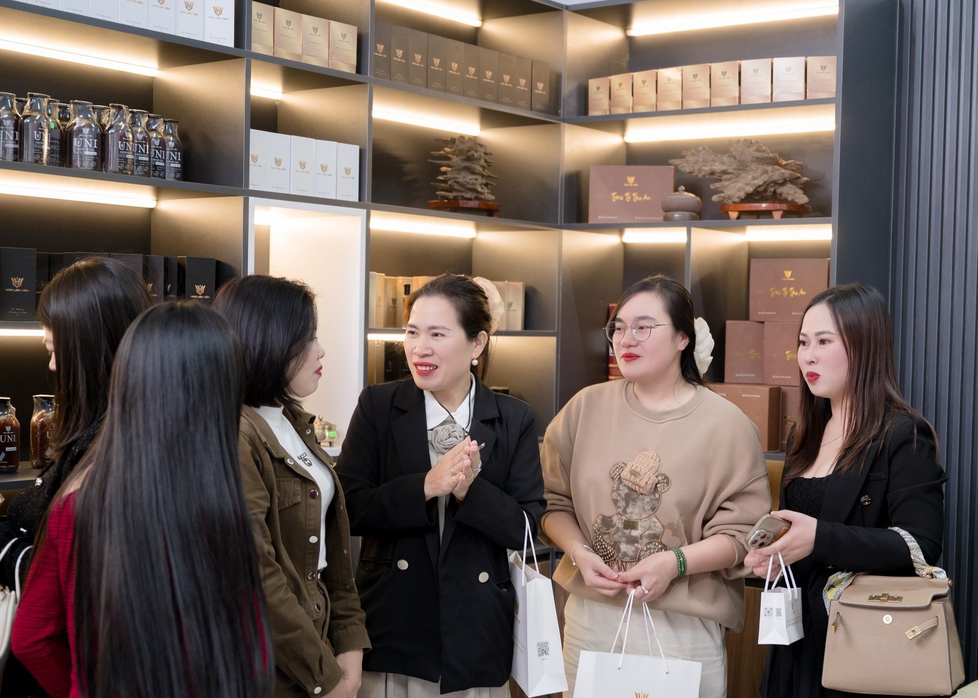 ເຂດ ຮ່າຕິ້ງ - ເຫງ້ອານ - ກວາງບິ່ງ ແມ່ນຕະຫຼາດທີ່ມີທ່າແຮງ, ບ່ອນທີ່ປະຊາຊົນເອົາໃຈໃສ່ເຖິງຄຸນຄ່າທາງດ້ານຈິດໃຈ ແລະ ມີລົດຊາດທີ່ເປັນເອກະລັກສະເພາະ. ຮູບພາບ: PV. Khu vực Hà Tĩnh - Nghệ An - Quảng Bình là thị trường giàu tiềm năng, nơi người dân quan tâm đến các giá trị tinh thần và có gu thẩm mỹ rõ rệt. Ảnh: PV.