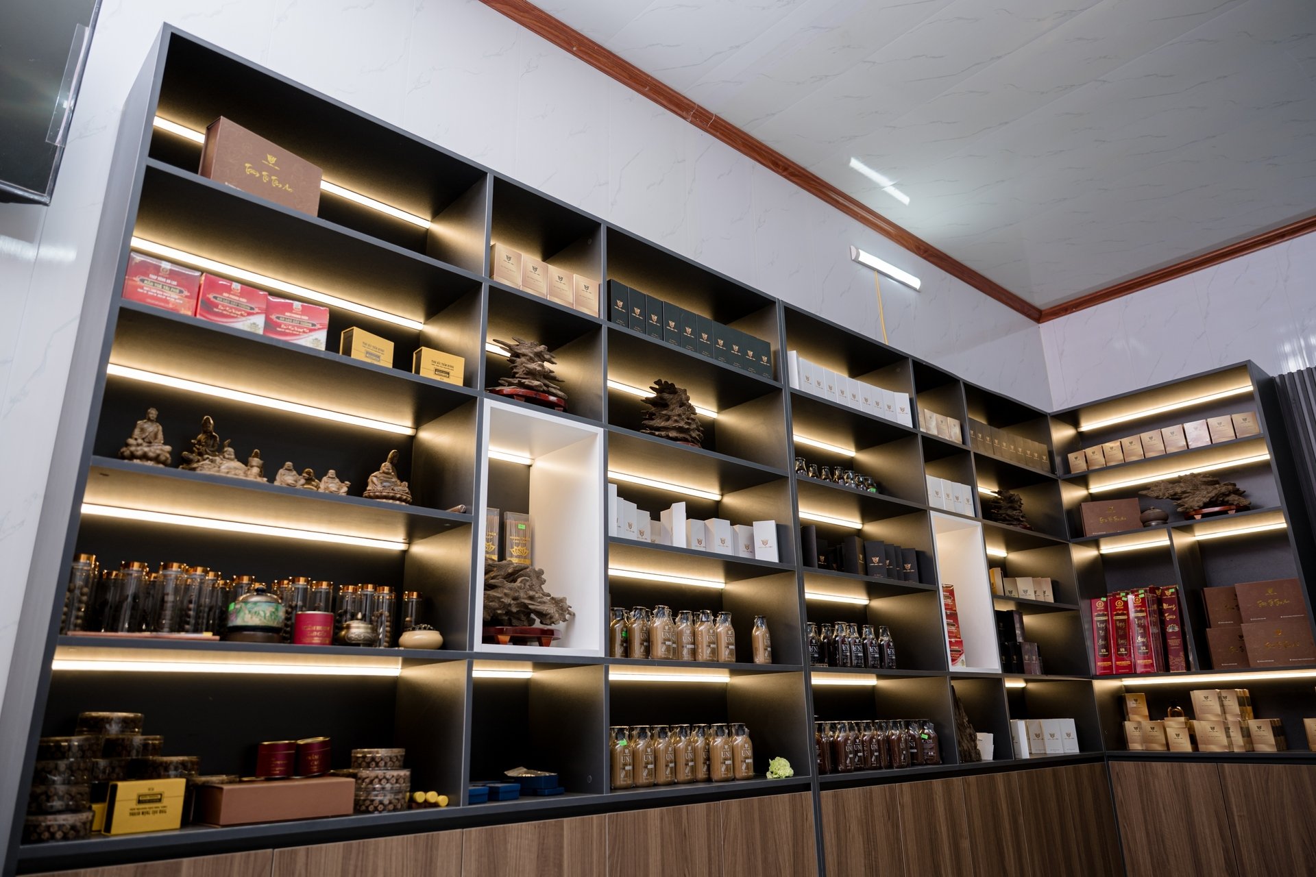 ຜະລິດຕະພັນຂອງ UNI ແມ່ນການຜະສົມຜະສານໄມ້ໜຽວຂອງຫວຽດນາມ ກັບເຕັກໂນໂລຊີການສະກັດເອົາທີ່ທັນສະໄໝ, ສ້າງກິ່ນຫອມທີ່ຜ່ອນຄາຍ, ອ່ອນໂຍນ, ສອດຄ່ອງກັບວັດທະນະທໍາອາຊີ. ຮູບພາບ: PV. Các sản phẩm của UNI là sự kết hợp trầm hương Việt với công nghệ chiết xuất hiện đại, tạo nên mùi hương mang tính thư giãn, nhẹ nhàng và đồng nhất với văn hóa Á Đông. Ảnh: PV.