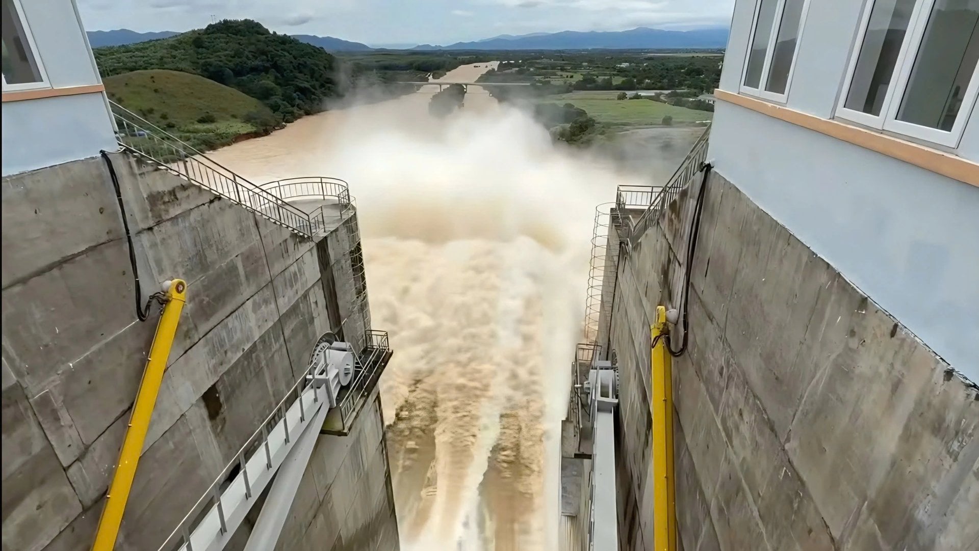 Il 20 novembre 2025, il bacino idrico di Song Cai (Khanh Hoa) rilascerà acqua a una velocità di 2.045,85 m³/secondo. Foto: V.T.