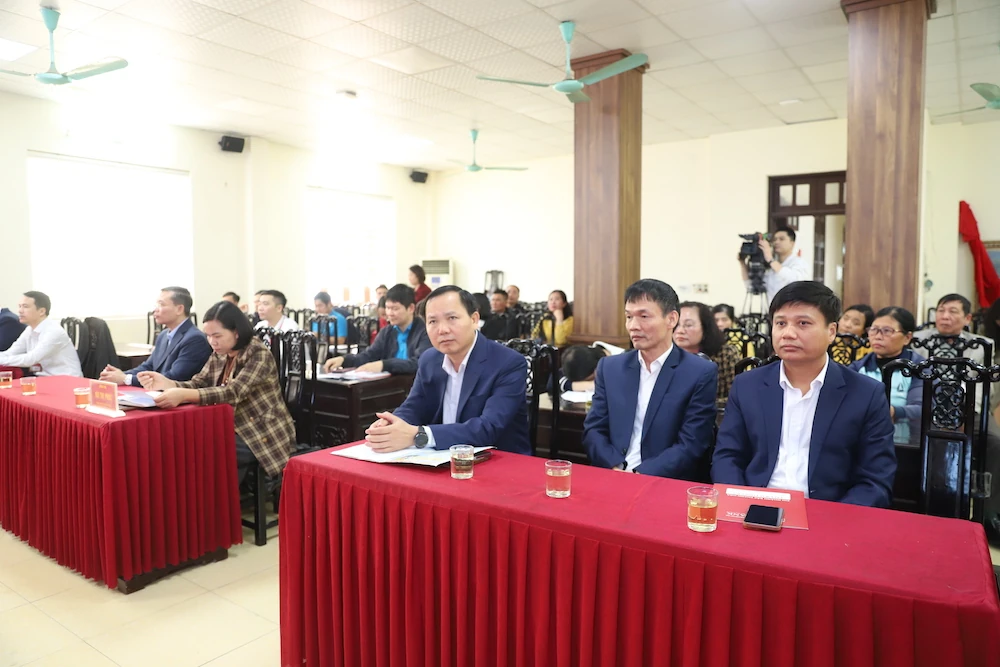 បង្ហាញប័ណ្ណធានារ៉ាប់រងសុខភាពដល់ប្រជាពលរដ្ឋដែលមានស្ថានភាពលំបាកនៅឃុំគីមតាន់ និងថាច់ប៊ិញ