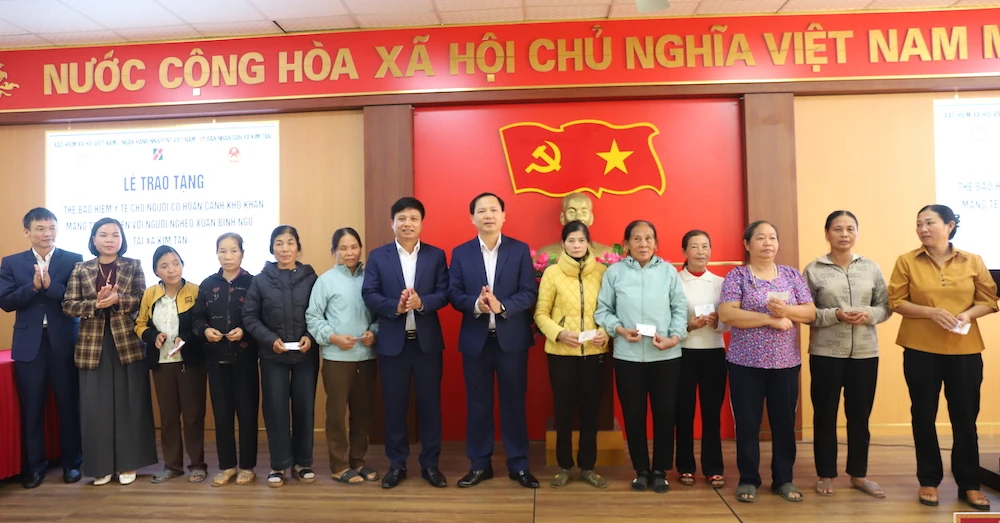 បង្ហាញប័ណ្ណធានារ៉ាប់រងសុខភាពដល់ប្រជាពលរដ្ឋដែលមានស្ថានភាពលំបាកនៅឃុំគីមតាន់ និងថាច់ប៊ិញ