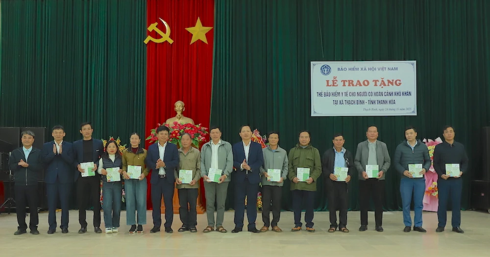 បង្ហាញប័ណ្ណធានារ៉ាប់រងសុខភាពដល់ប្រជាពលរដ្ឋដែលមានស្ថានភាពលំបាកនៅឃុំគីមតាន់ និងថាច់ប៊ិញ