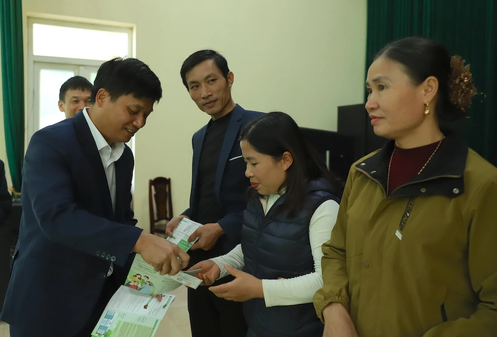 បង្ហាញប័ណ្ណធានារ៉ាប់រងសុខភាពដល់ប្រជាពលរដ្ឋដែលមានស្ថានភាពលំបាកនៅឃុំគីមតាន់ និងថាច់ប៊ិញ