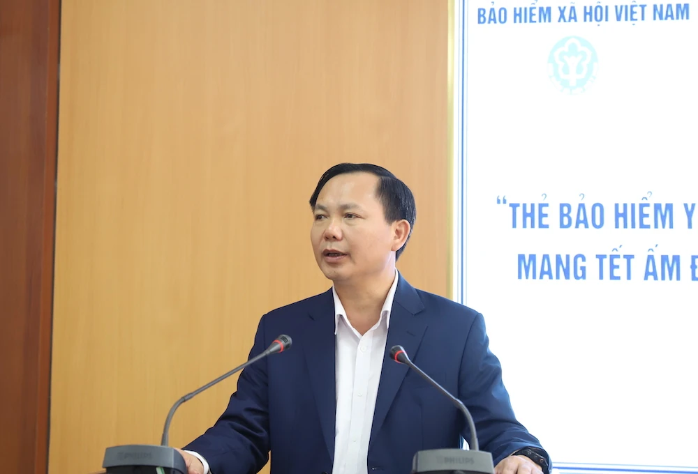 បង្ហាញប័ណ្ណធានារ៉ាប់រងសុខភាពដល់ប្រជាពលរដ្ឋដែលមានស្ថានភាពលំបាកនៅឃុំគីមតាន់ និងថាច់ប៊ិញ