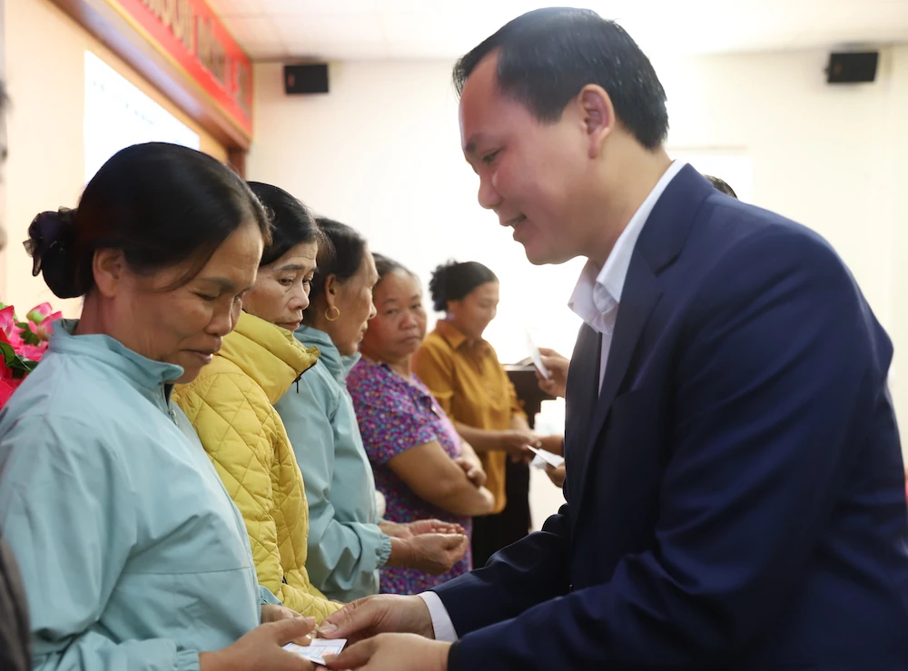 បង្ហាញប័ណ្ណធានារ៉ាប់រងសុខភាពដល់ប្រជាពលរដ្ឋដែលមានស្ថានភាពលំបាកនៅឃុំគីមតាន់ និងថាច់ប៊ិញ