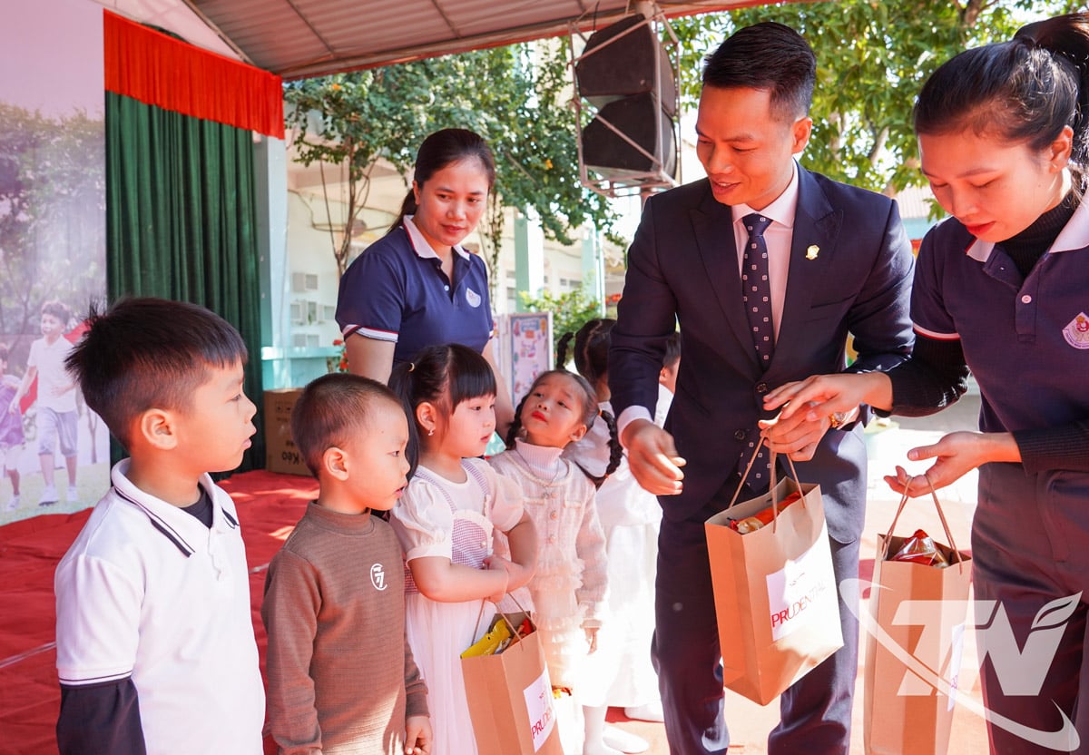 ថ្នាក់ដឹកនាំក្រុមហ៊ុនព្រូដិនសលវៀតណាមបានប្រគល់អំណោយដល់សិស្សសាលាមត្តេយ្យ Chua Hang និងសាលាមត្តេយ្យ Huong Thuong។