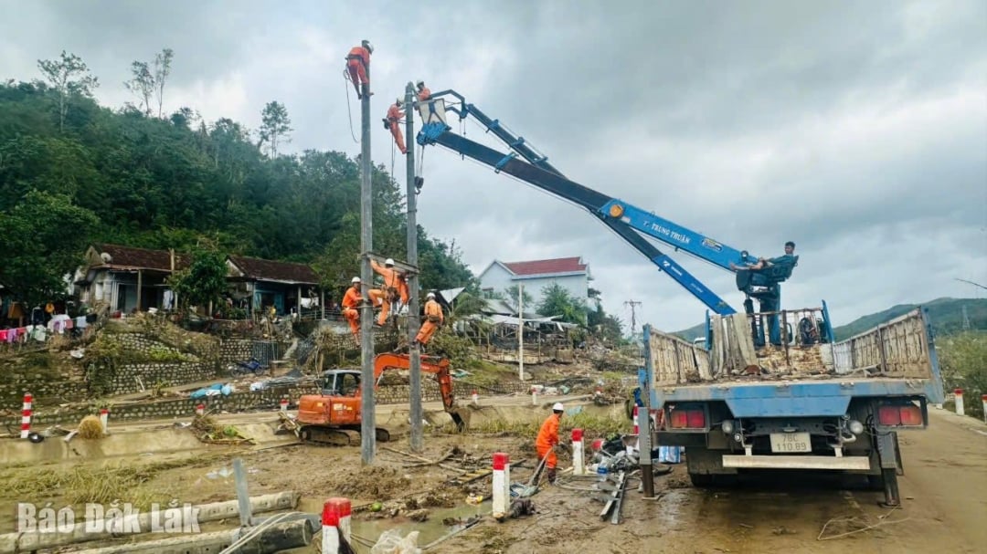 Werknemers van het Dong Hoa Power Management Team zijn bezig met het repareren van het elektriciteitsnet.