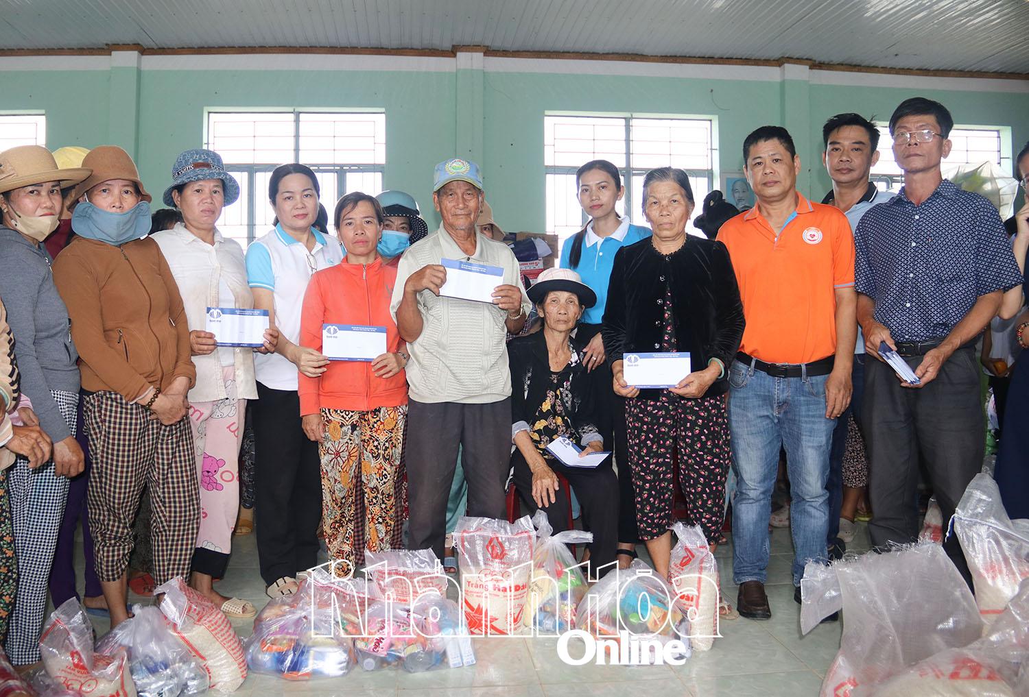 Memberikan hadiah kepada masyarakat yang terkena dampak banjir di wilayah Ninh Hoa.