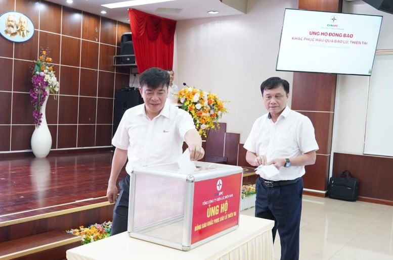 EVNSPC៖ ជិត១០ពាន់លានដុងត្រូវបានរួមចំណែកជួយជនរួមជាតិដើម្បីជំនះផលវិបាកនៃព្យុះ ទឹកជំនន់ គ្រោះធម្មជាតិ និងប្រជាជនគុយបា - រូបថត ១. EVNSPC: Gần 10 tỷ đồng được đóng góp để ủng hộ đồng bào khắc phục hậu quả bão lũ, thiên tai và nhân dân Cuba- Ảnh 1.