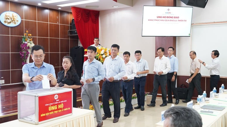 EVNSPC៖ ជិត១០ពាន់លានដុងត្រូវបានរួមចំណែកជួយជនរួមជាតិដើម្បីជំនះផលវិបាកនៃព្យុះ ទឹកជំនន់ គ្រោះធម្មជាតិ និងប្រជាជនគុយបា - រូបថត ២. EVNSPC: Gần 10 tỷ đồng được đóng góp để ủng hộ đồng bào khắc phục hậu quả bão lũ, thiên tai và nhân dân Cuba- Ảnh 2.