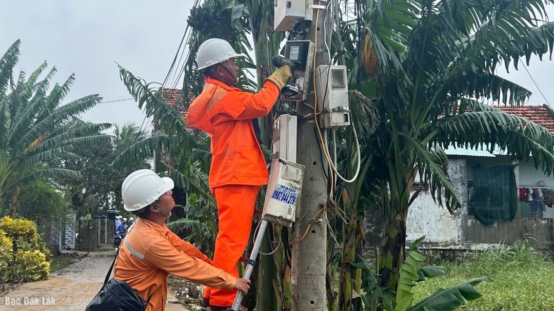 1.000 werknemers zijn naar het oostelijke deel van de provincie gestuurd om het netwerk te herstellen.