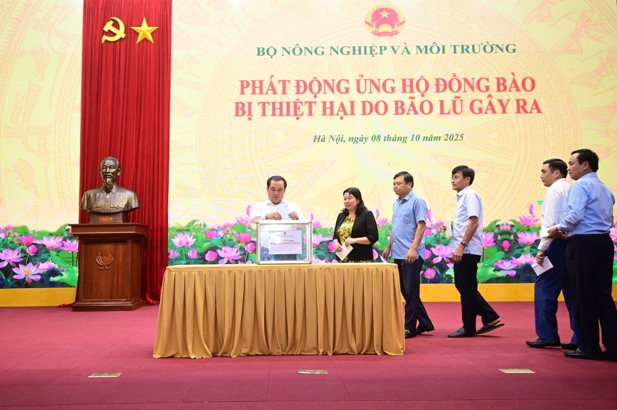 Lãnh đạo Bộ Nông nghiệp và Môi trường phát động ủng hộ đồng bào bị thiệt hại do bão lũ. Ảnh: Tùng Đinh.