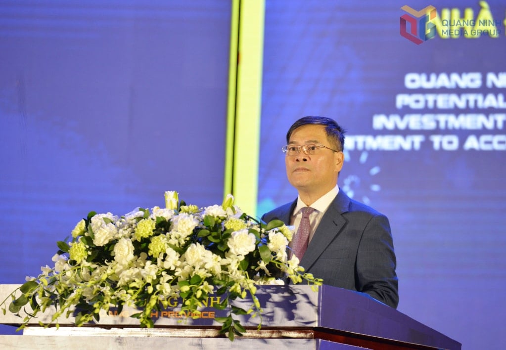 Le camarade Bui Van Khang, secrétaire adjoint du Comité provincial du Parti, président du Comité populaire provincial et chef adjoint du Comité directeur pour le développement scientifique et technologique, l'innovation et la transformation numérique de la province, a pris la parole lors de la conférence.