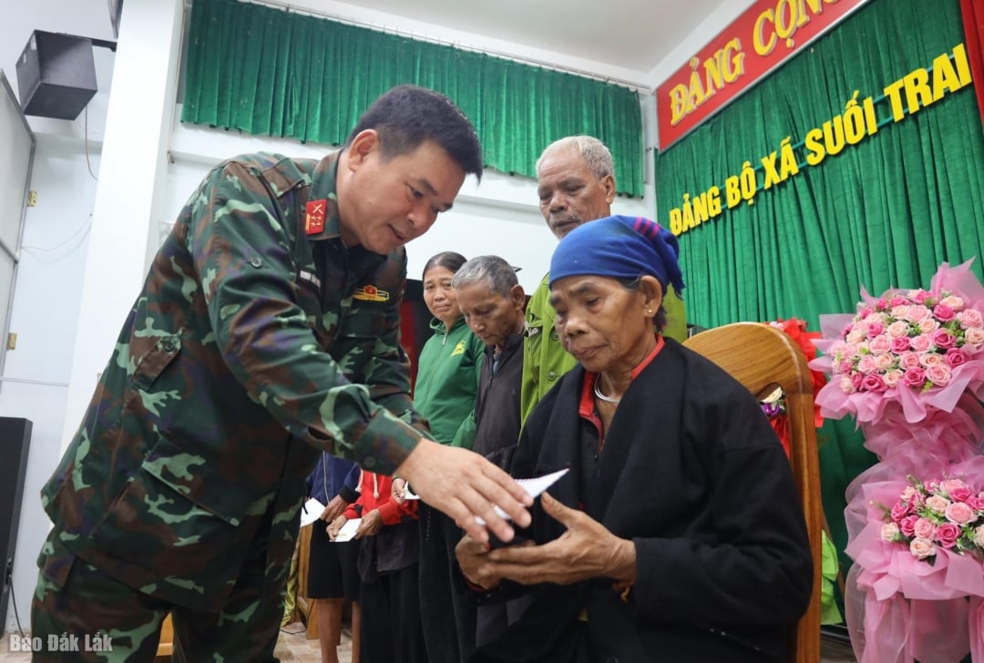 Bộ Chỉ huy Quân sự tỉnh trao quà hỗ trợ bà con vùng lũ