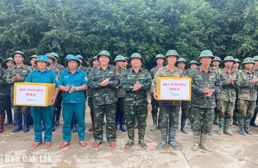 Đại tá Đinh Văn Hưng, Chính ủy Bộ CHQS tỉnh tặng quà, động viên bộ đội Trung đoàn 66, Sư đoàn 10, Quân đoàn 34. 