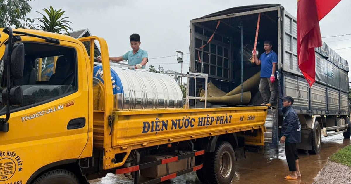 Nam Ban Lâm Hà trao 20 bồn chứa nước hỗ trợ bà con vùng đồng bào DTTS