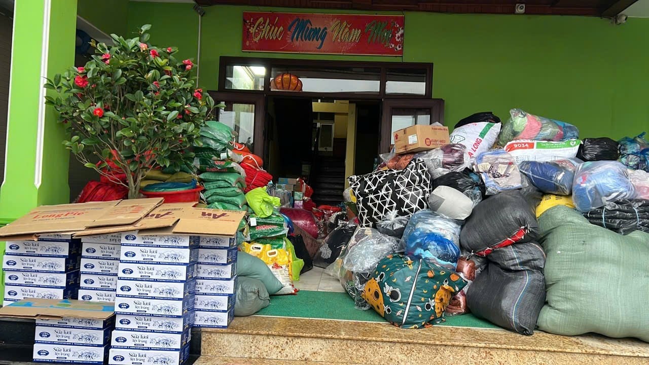 รวบรวมสิ่งของและสิ่งของจำเป็นเพื่อนำไปช่วยเหลือผู้ประสบภัยน้ำท่วมในจังหวัดคานห์ฮวาและดั๊กลัก - ภาพ: TH