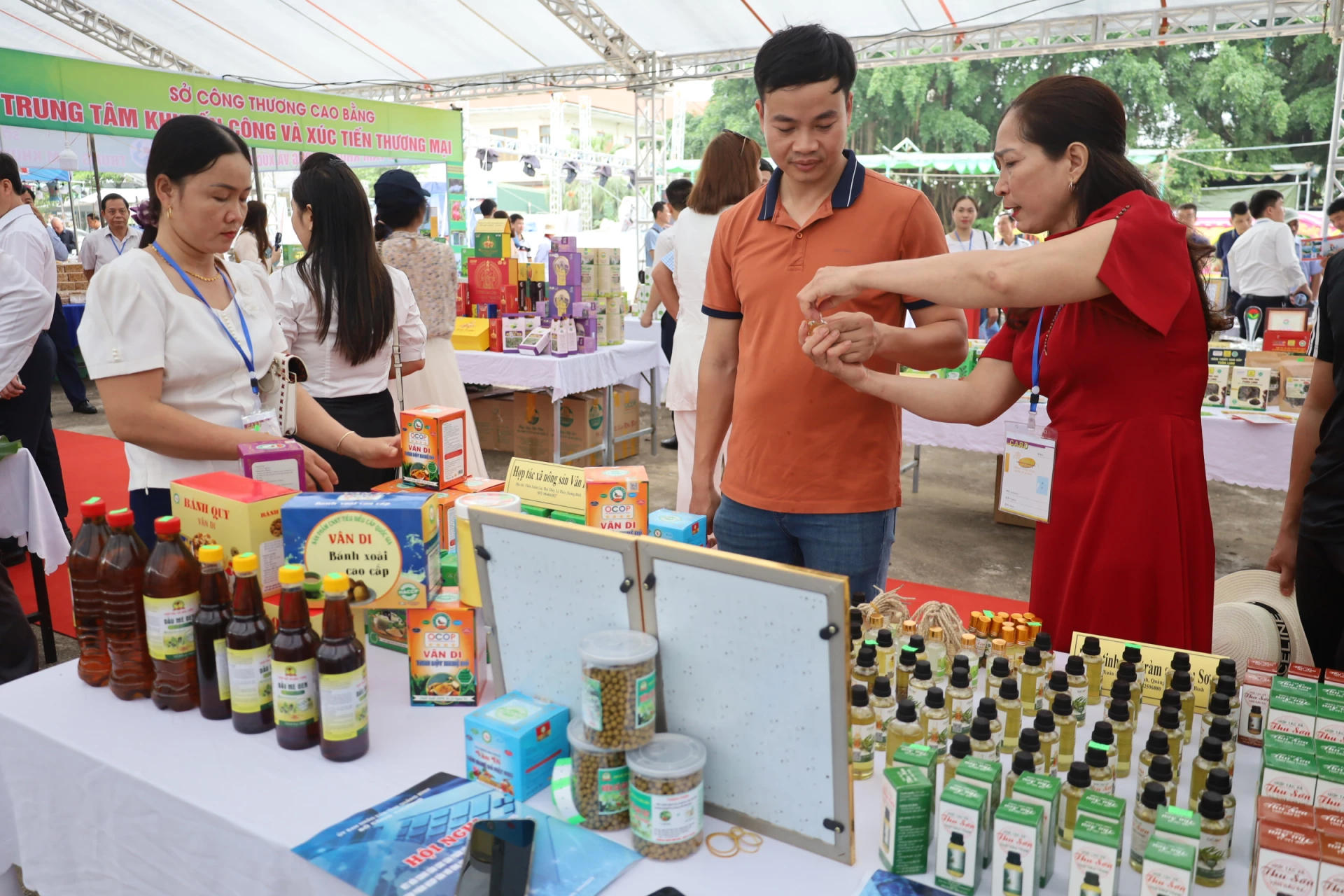  Hội nghị kết nối cung cầu các sản phẩm công nghiệp nông thôn tiêu biểu được tổ chức tại phường Đồng Hới - Ảnh: H.C