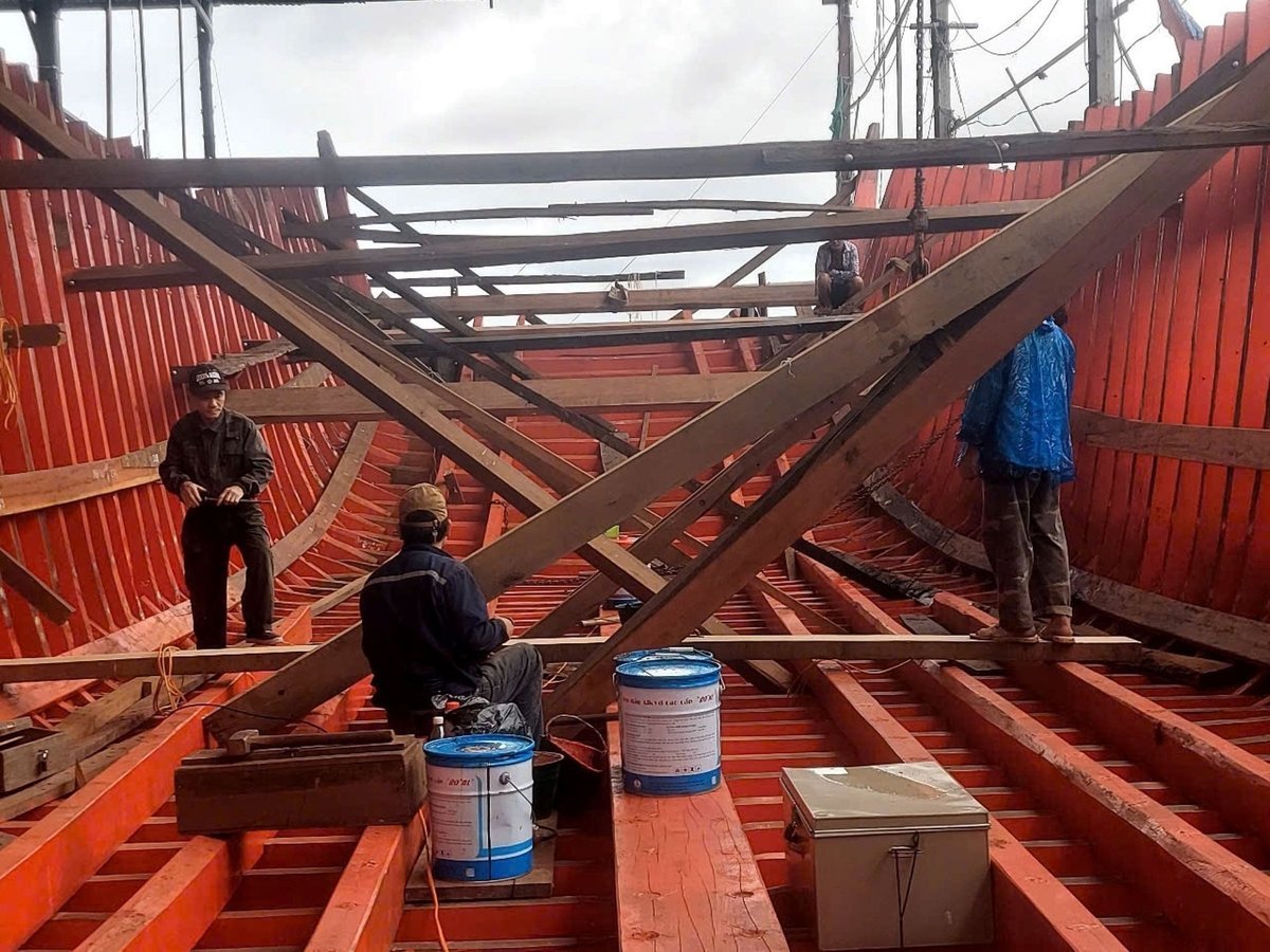 Đóng tàu cá công suất 820CV tại HTX đóng tàu Trung Kiên, xã Hải Lộc, tỉnh Nghệ An. Ảnh: Đình Tiệp.