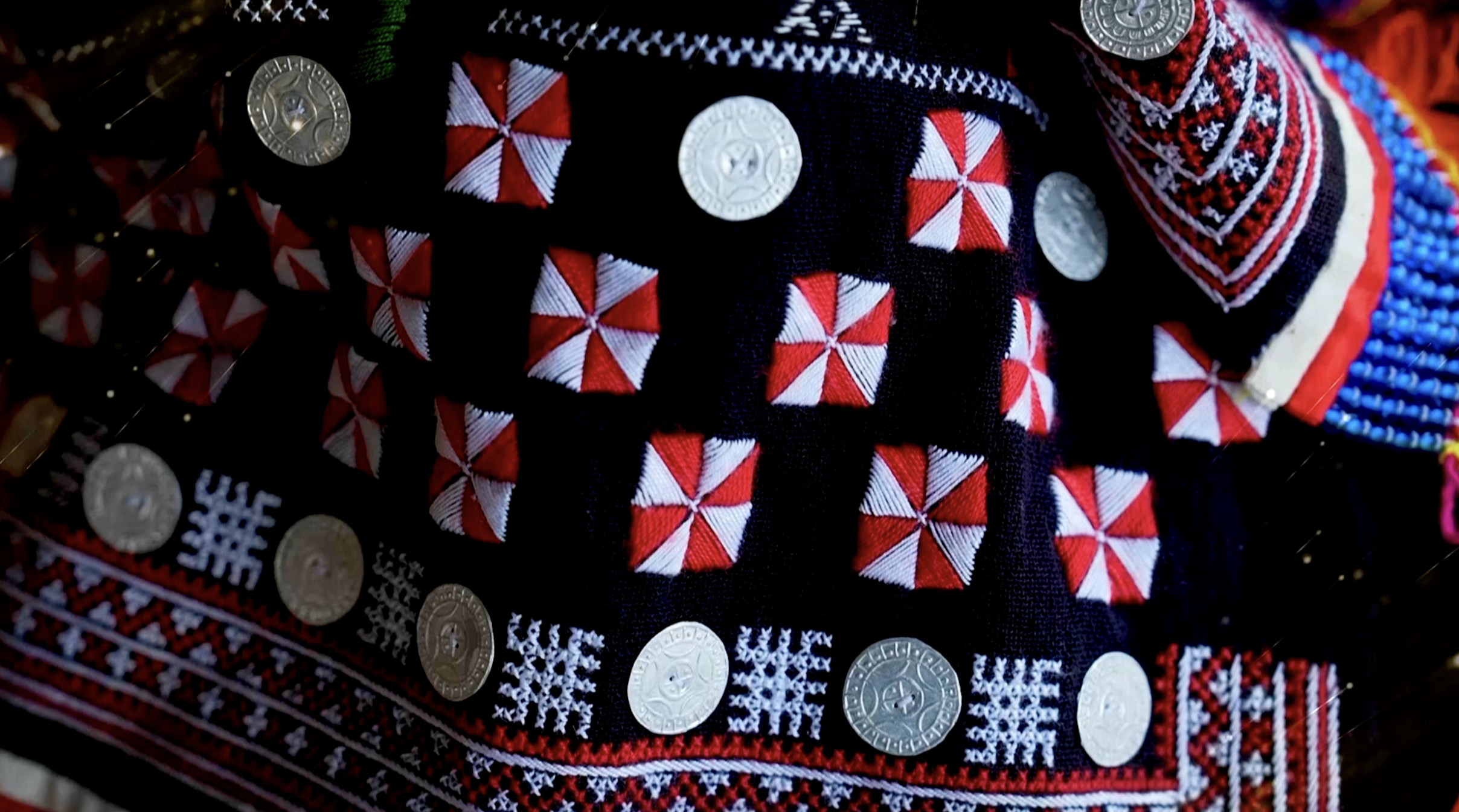 Nghệ thuật tạo hoa văn trên trang phục của người Dao tiền