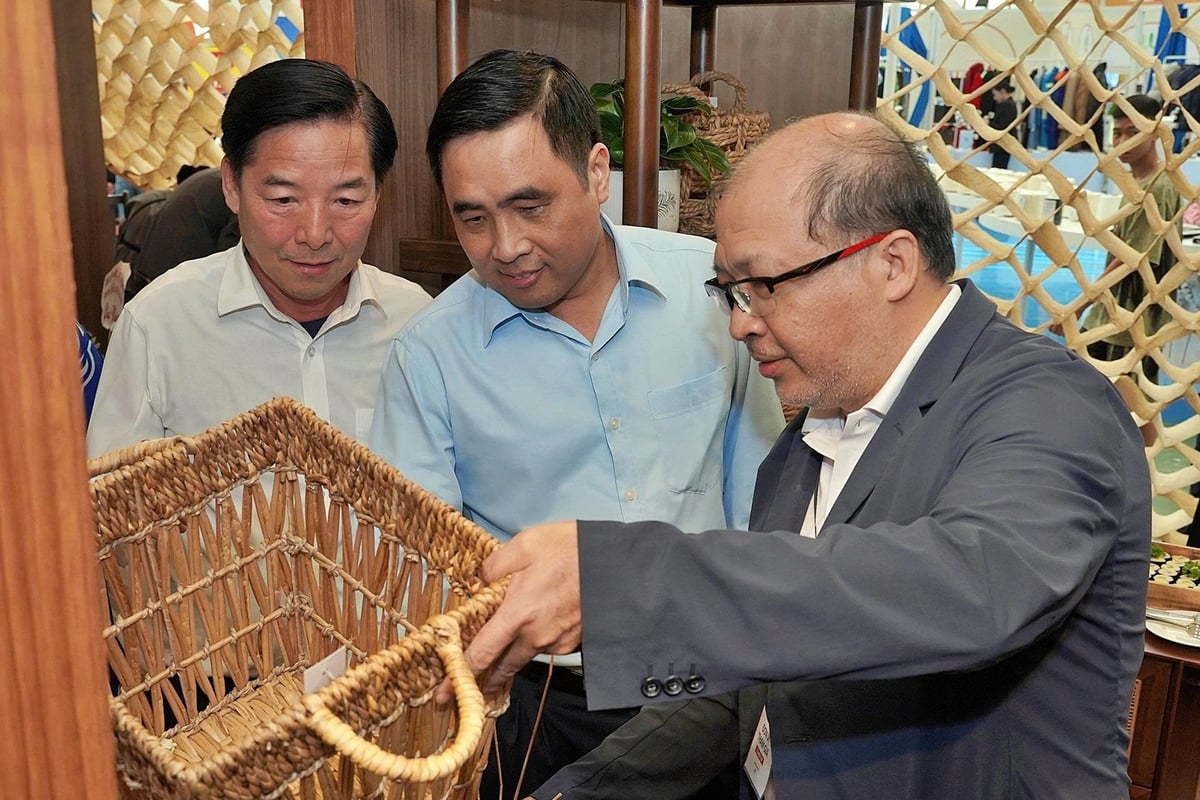 Thứ trưởng Nguyễn Quốc Trị tại không gian triển lãm gỗ và sản phẩm gỗ, thuộc khuôn khổ sự kiện A80. Ảnh: Bảo Thắng.