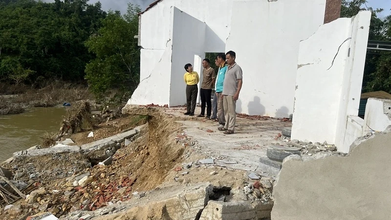 O Grupo Vingroup continua a contribuir com mais 500 bilhões de VND em auxílio à região Central, elevando a contribuição total para 1 trilhão de VND.