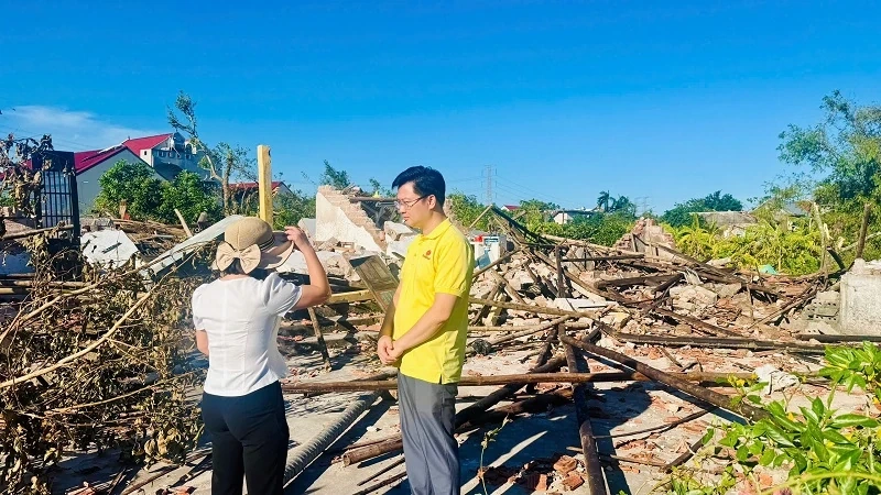 O Grupo Vingroup continua a contribuir com mais 500 bilhões de VND em auxílio à região Central, elevando a contribuição total para 1 trilhão de VND.