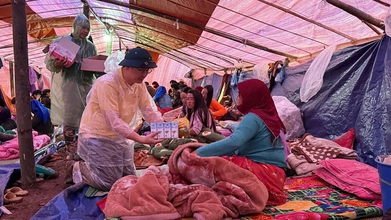 O Grupo Vingroup continua a contribuir com mais 500 bilhões de VND em auxílio à região Central, elevando a contribuição total para 1 trilhão de VND.