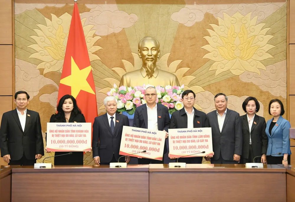 Do Van Chien, nestleder i nasjonalforsamlingen, og Le Quang Manh, generalsekretær i nasjonalforsamlingen og leder av nasjonalforsamlingens kontor, var vitne til at Hanoi by overrakte midler til støtte for de tre provinsene Dak Lak, Lam Dong og Khanh Hoa. Foto: VIET CHUNG