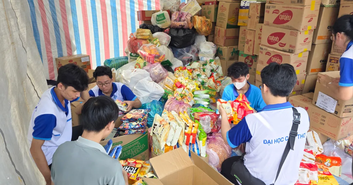 ĐBSCL: Hàng trăm tấn hàng cứu trợ hướng về “khúc ruột” miền Trung