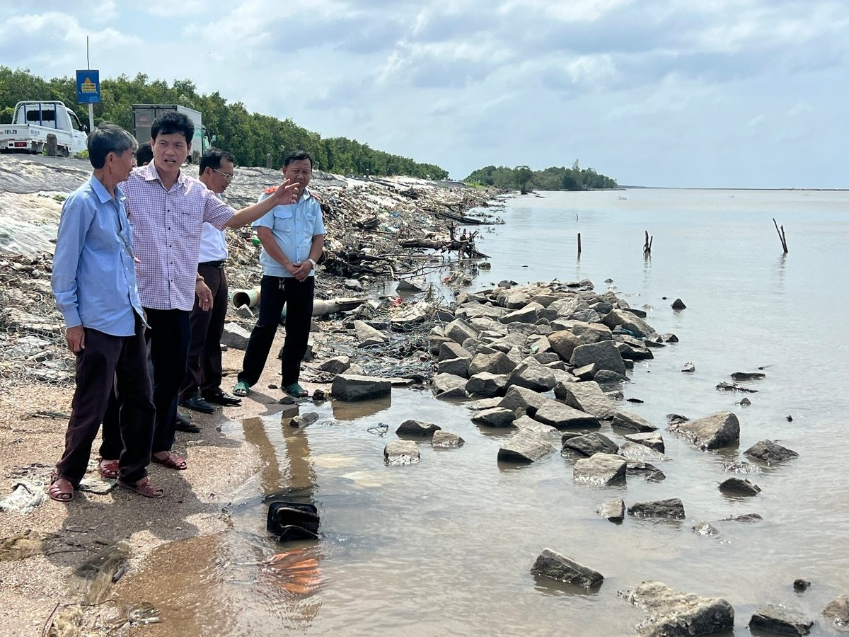 Cán bộ ngành thủy lợi khảo sát khu vực đê biển Tây tỉnh Cà Mau. Ảnh: Trọng Linh.