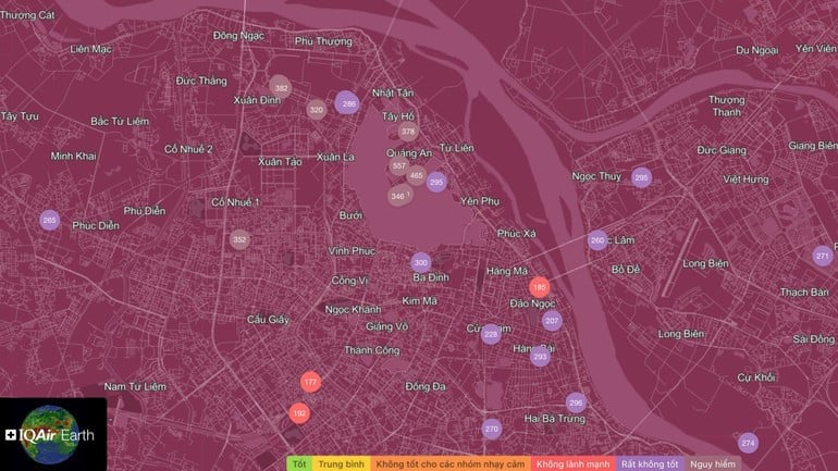 Index AQI naměřený v Quang Khanh a Quang An (Tay Ho, Hanoj) dosáhl 557 – což je nebezpečná úroveň pro lidské zdraví. (Foto: nhandan.vn)