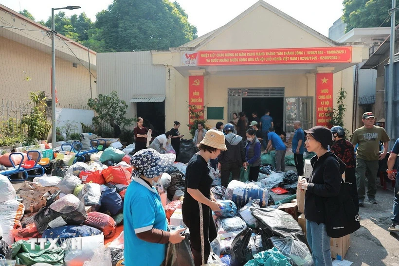 Συνοδεύοντας τους κατοίκους των περιοχών Central και Central Highlands για να ξεπεράσουν τις συνέπειες των πλημμυρών