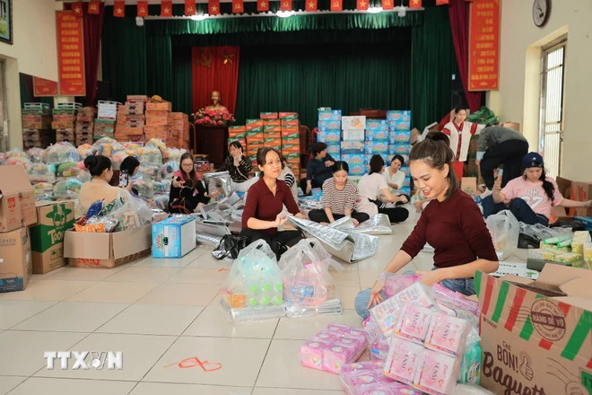 Συνοδεύοντας τους κατοίκους των περιοχών Central και Central Highlands για να ξεπεράσουν τις συνέπειες των πλημμυρών