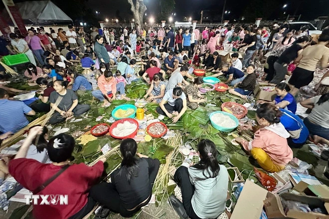 Συνοδεύοντας τους κατοίκους των περιοχών Central και Central Highlands για να ξεπεράσουν τις συνέπειες των πλημμυρών